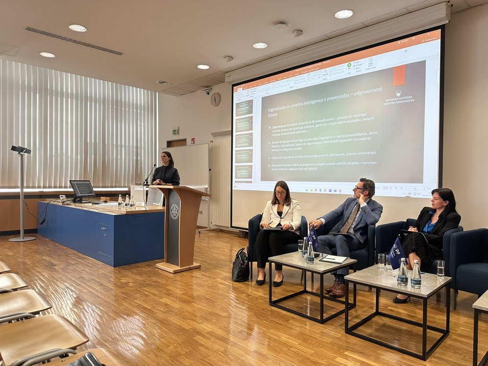 Foto: Pravna fakulteta UL Predavalnica, predavateljica Ana Kerševan pred govorniškim pultom, ob strani sedijo trijedrugi govorci