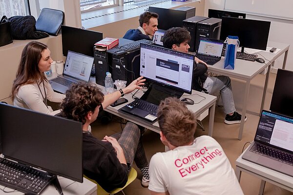 Ekipa študentov med iskanjem tehnične rešitve za izziv podan s strani Državnega odvetništva Republike Slovenije