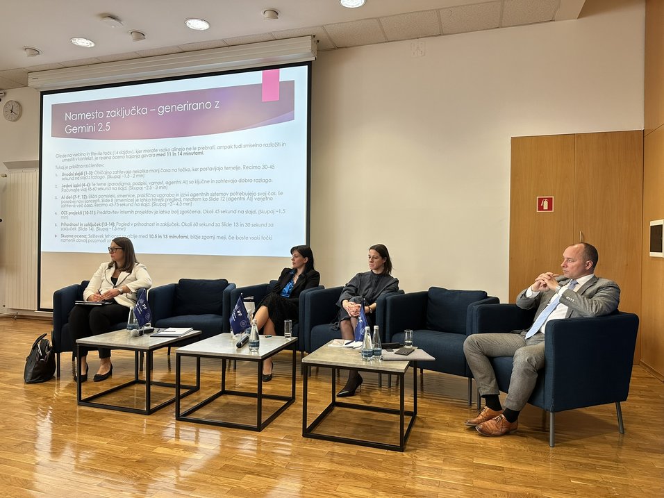 Foto: Pravna fakulteta UL Oredavalnica, štirije govorci sedijo pred projekcijskim platnom